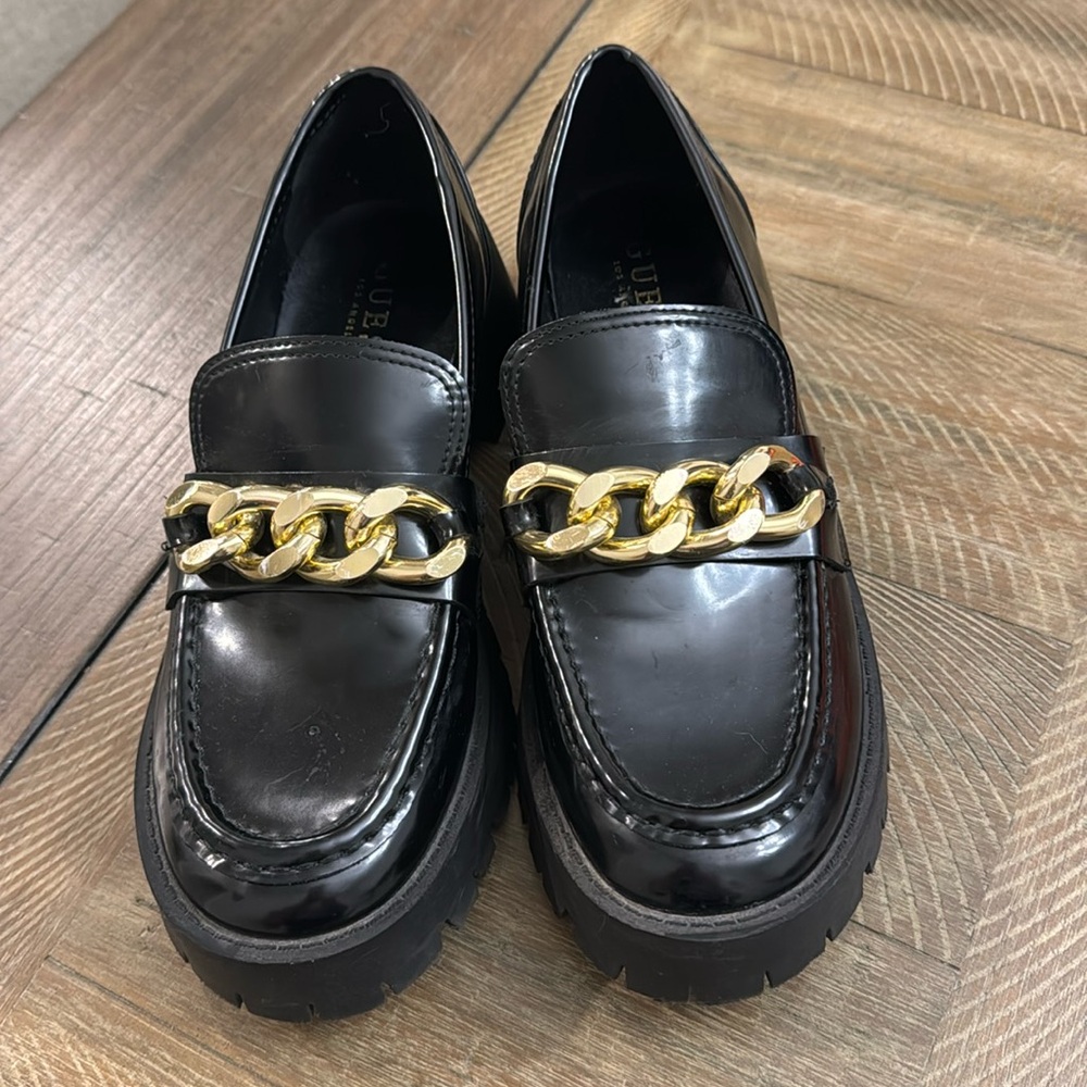 Guess chunky faux gold chain loafers 1.5 inch  heel. size 7.